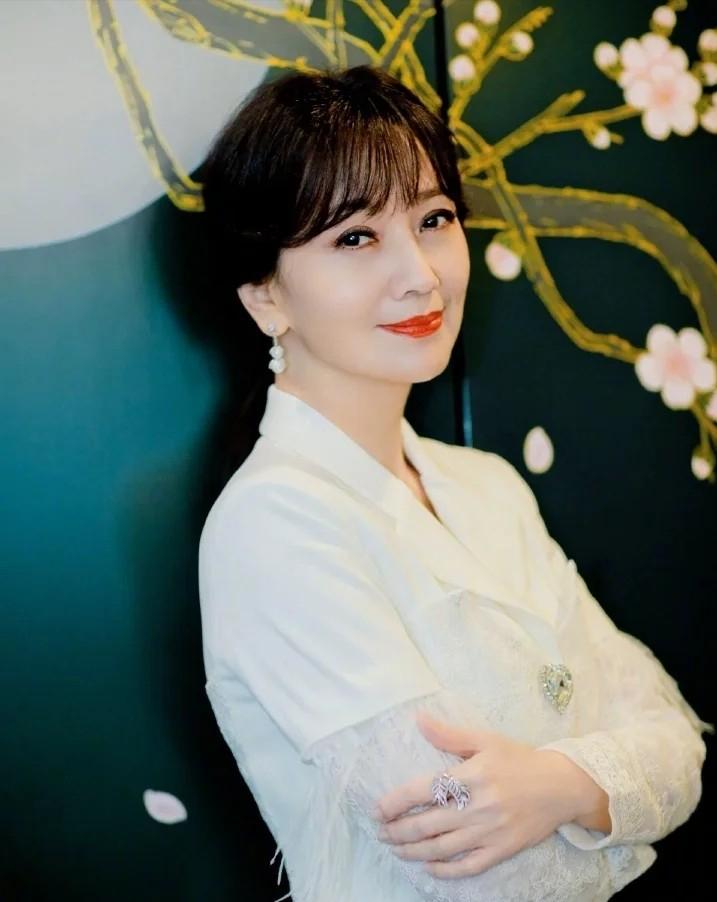 年轻显老和老了显年轻,年轻显老和年纪大显年轻选择哪个