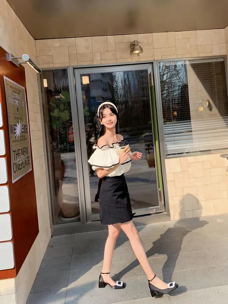 女孩子的天真无鞋在脚上