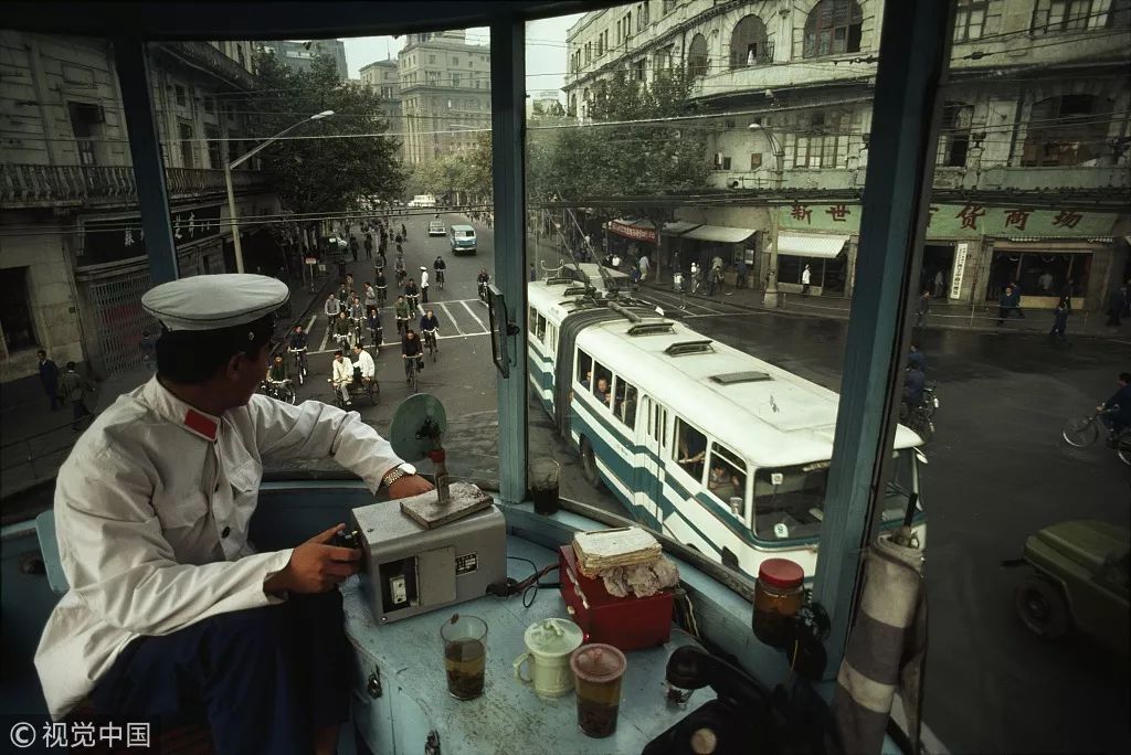 70年中华衣食住行的变化详细,中国70年前衣食住行的图片