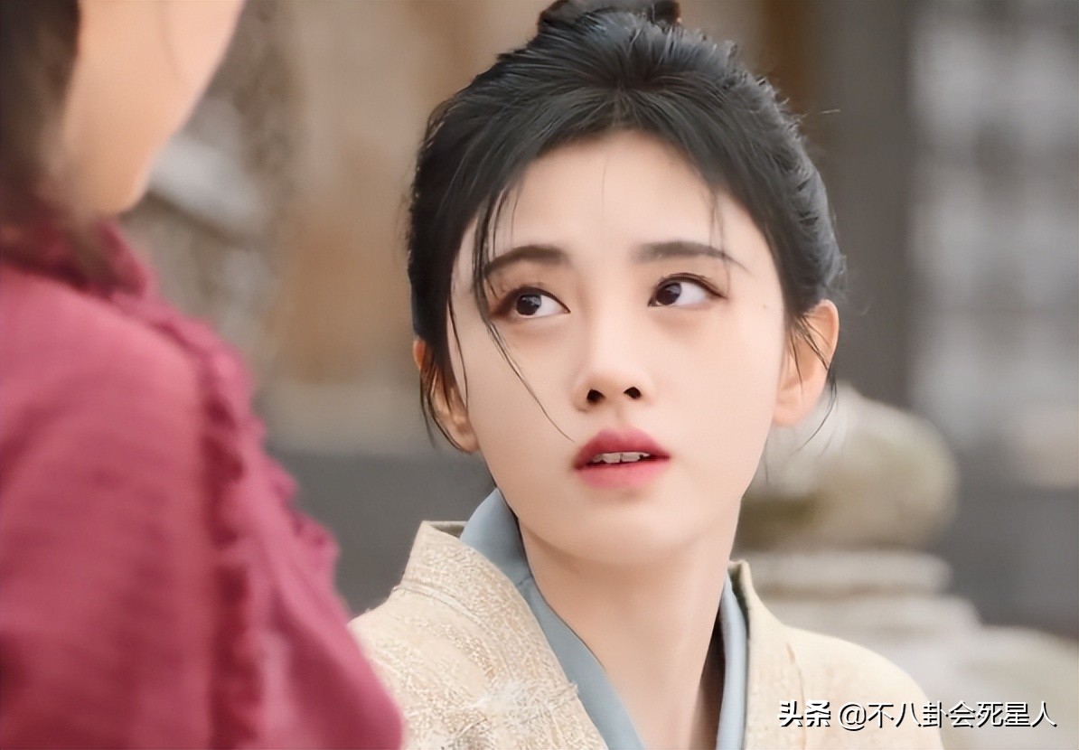 鞠婧祎8大离谱妆容：吐血不敢弄花半永久妆，守丧也要浓妆涂红唇