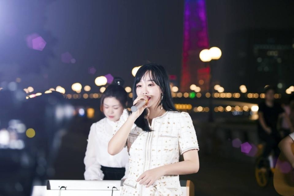 白手起家的创业者初瑞雪雪大鼓励创业者坚持下去，杭州市广告助农