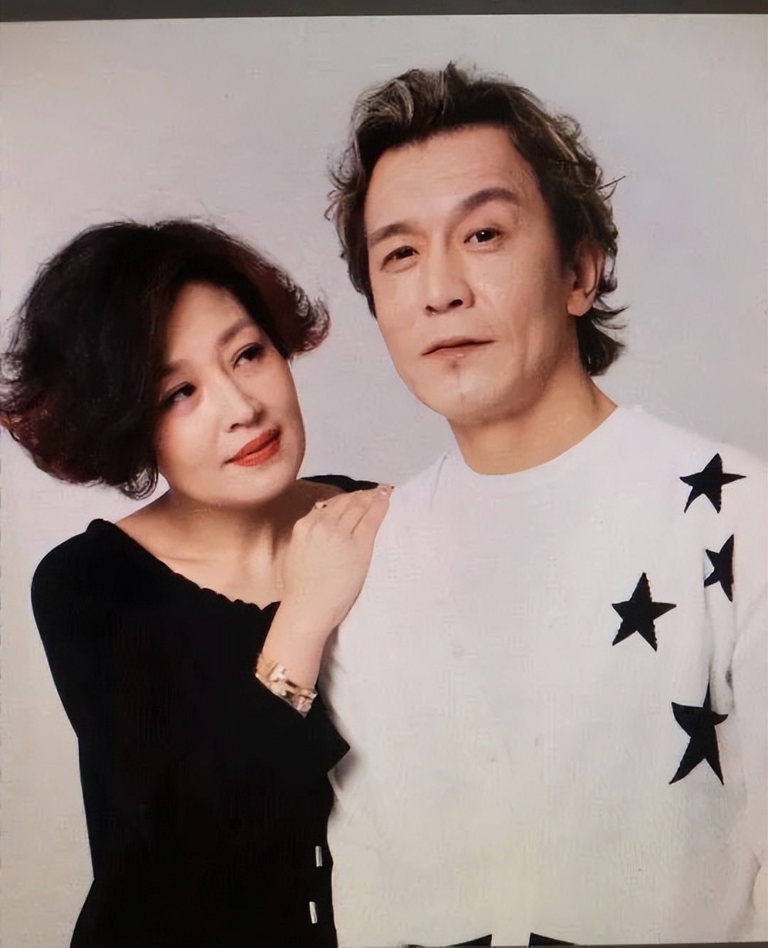 李咏离世4年，再看哈文的状况，才明白嫁给李咏是最好的选择