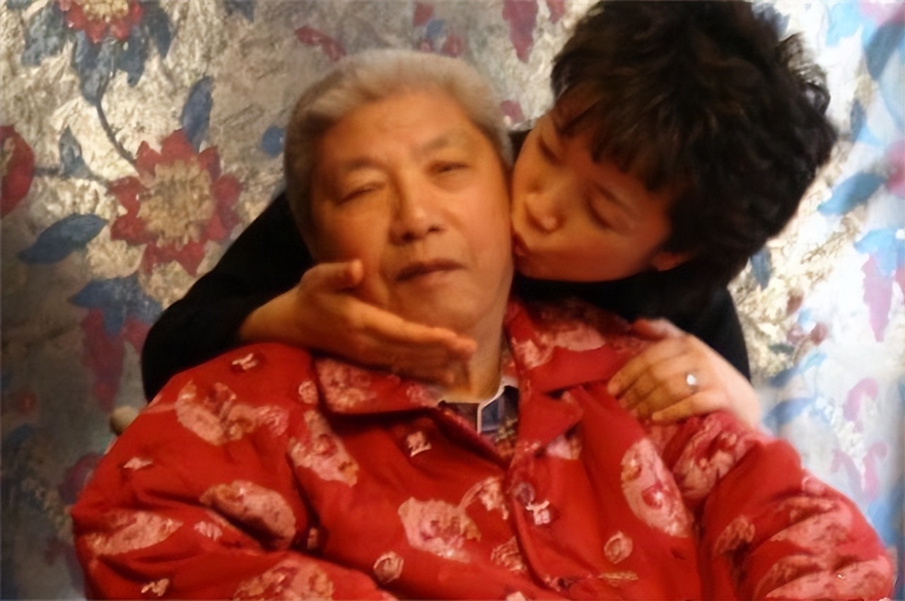 央视主持人黄薇的故事,央视主持人黄薇朗诵