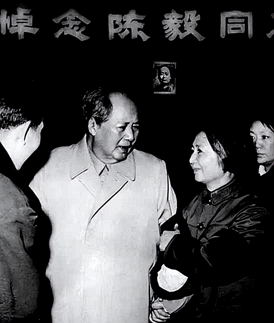 72年张伯驹给陈毅写了一幅挽联，毛主席看到后：尽快给他安排工作