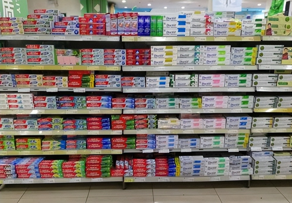 买牙膏时2种牙膏不建议购买,买牙膏含氟的好还是不含氟的好