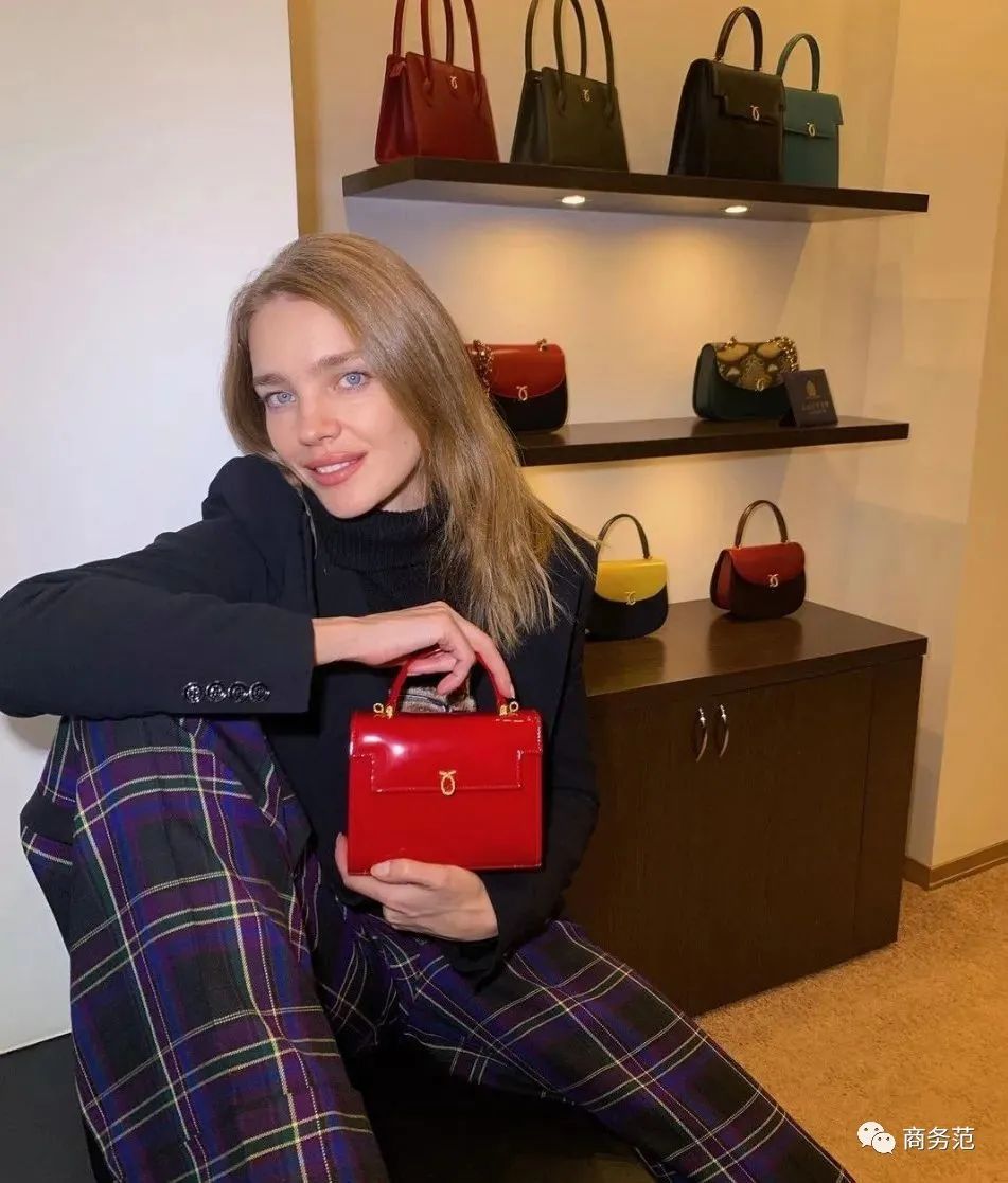 英国女王最喜欢的包包牌子,英国女王拿的包包价格