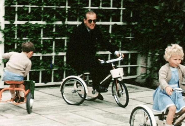 查尔斯怀念菲利普亲王,英国国王查尔斯悼念父亲