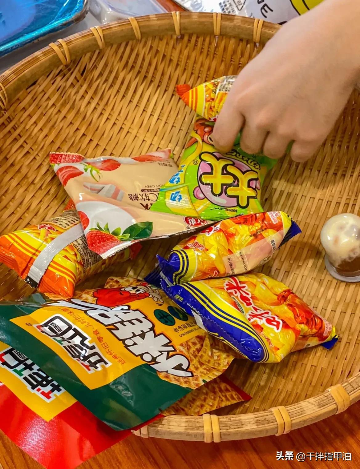 步行街儿时回忆零食店,商场童年零食店卖的特别贵