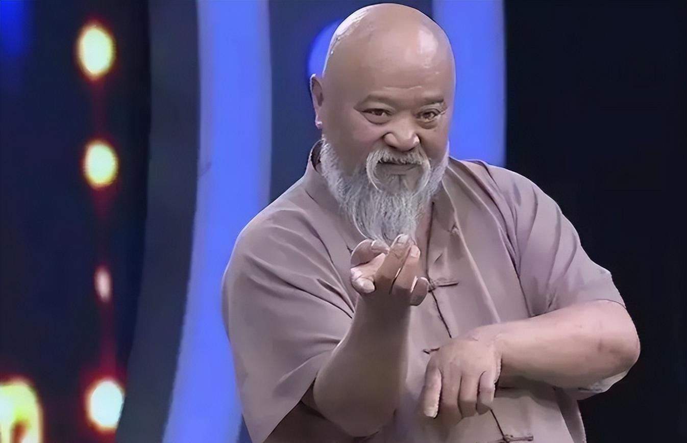 68岁李琦家门口摆摊卖烧烤，生活拮据大方捞金，一串50元引争议