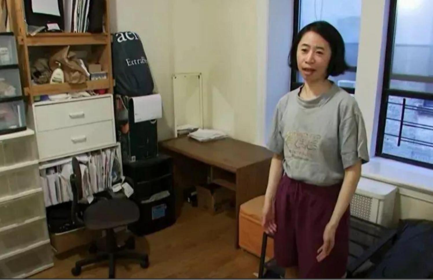 女白领20年不买内衣，厕纸晒干重复用，吃的全靠捡，纽约买套房