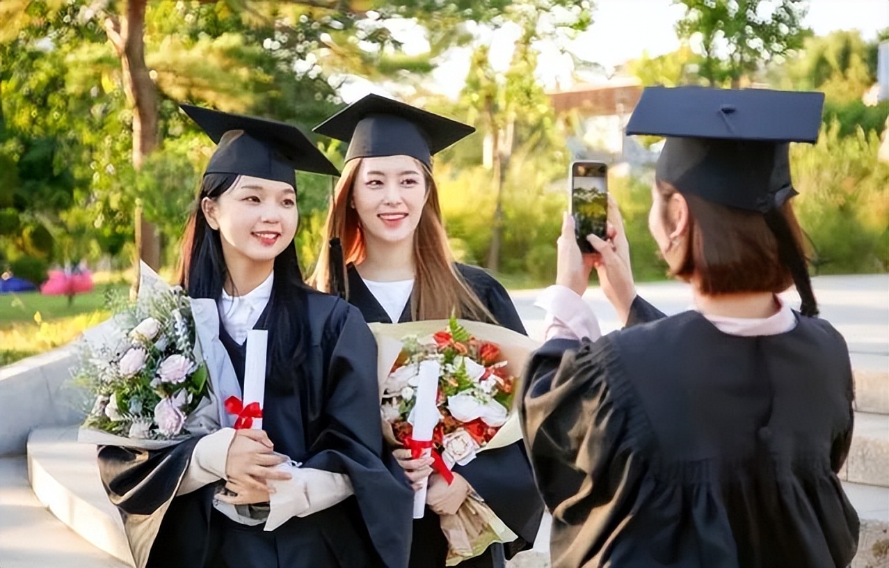 张雪峰怎么看待大学生就业呢,张雪峰学得那么好为什么要换专业