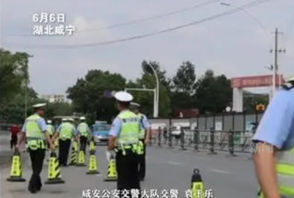 忘带准考证考上感谢交警,当年忘带准考证的学生成了同事