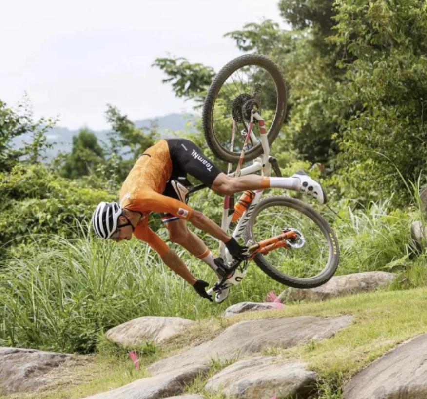 赛场上搞笑的瞬间救人,职业赛场上的十大爆笑场面