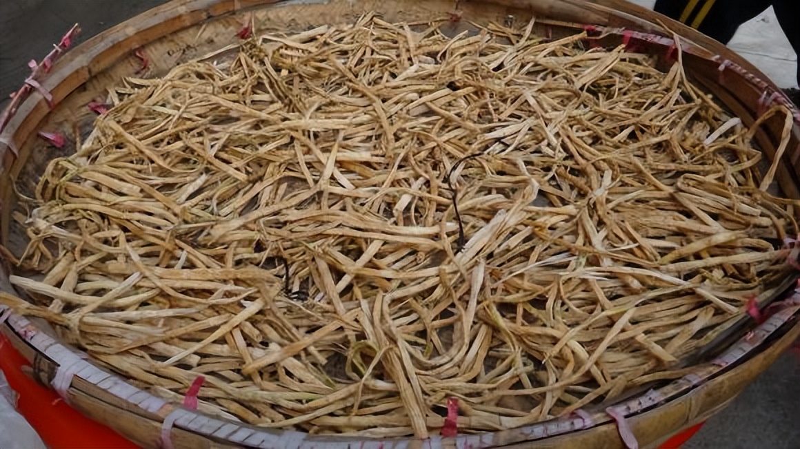 山民教剥竹笋只需3步轻松剥出笋,每日农经挖笋技巧视频