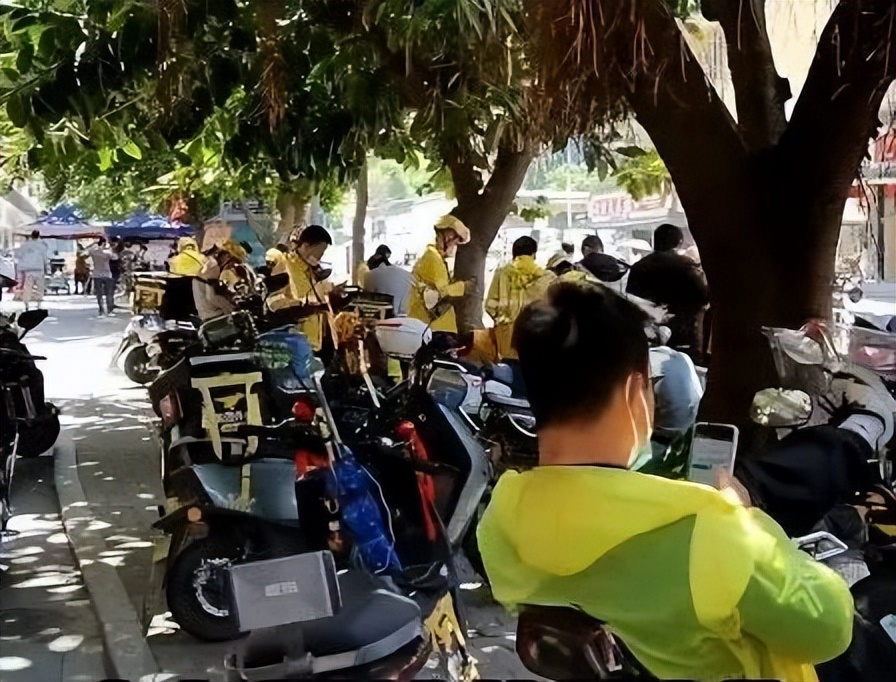 脱下长衫当了三个小时外卖小哥，我就落荒而逃了