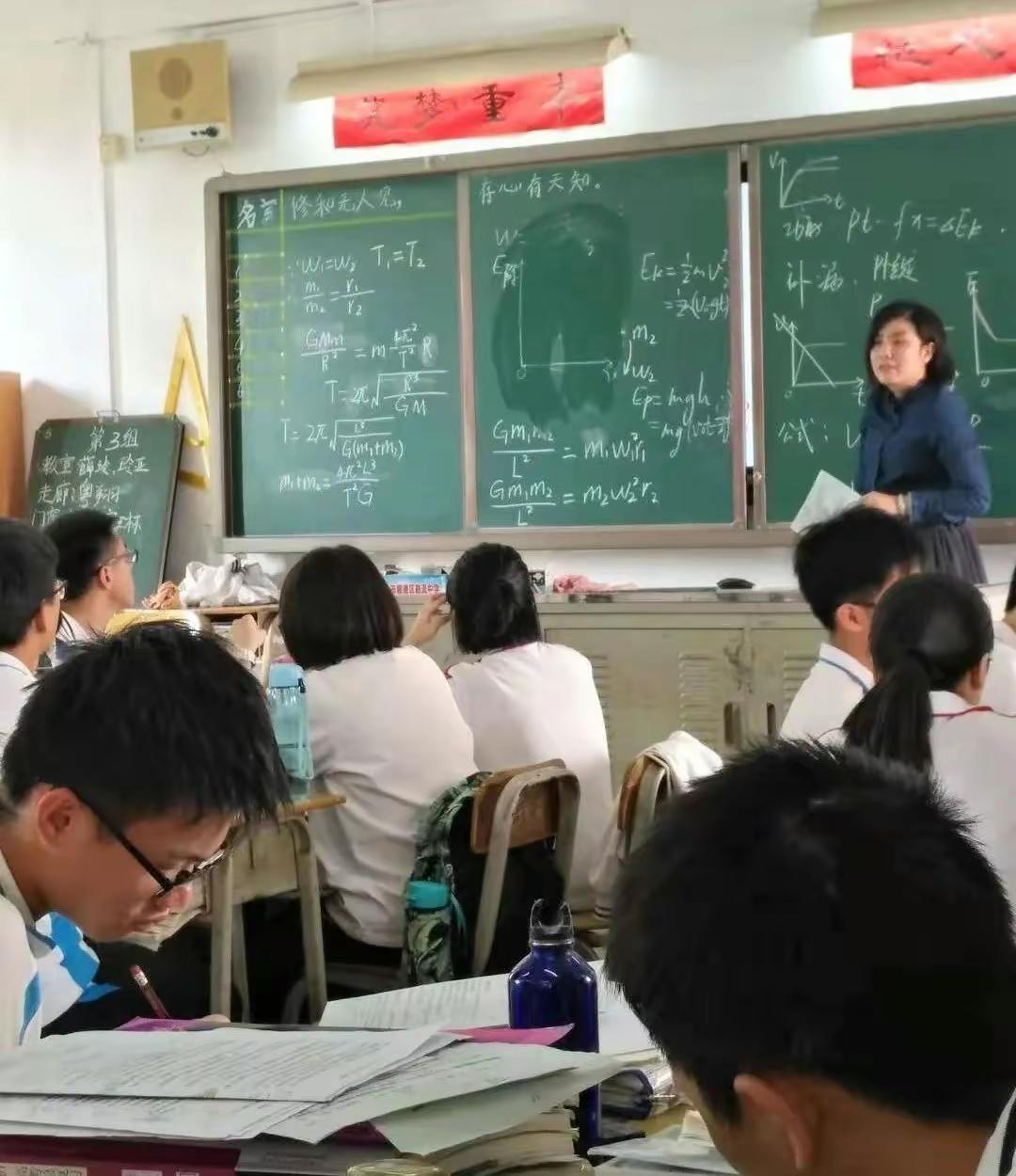 要啥自行车啊——从教师工资被降引发“欢呼声”，看教师地位变更