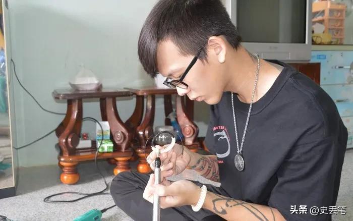 他将蛇骨做成戒指和首饰，最高一件可以卖到1500万越南盾