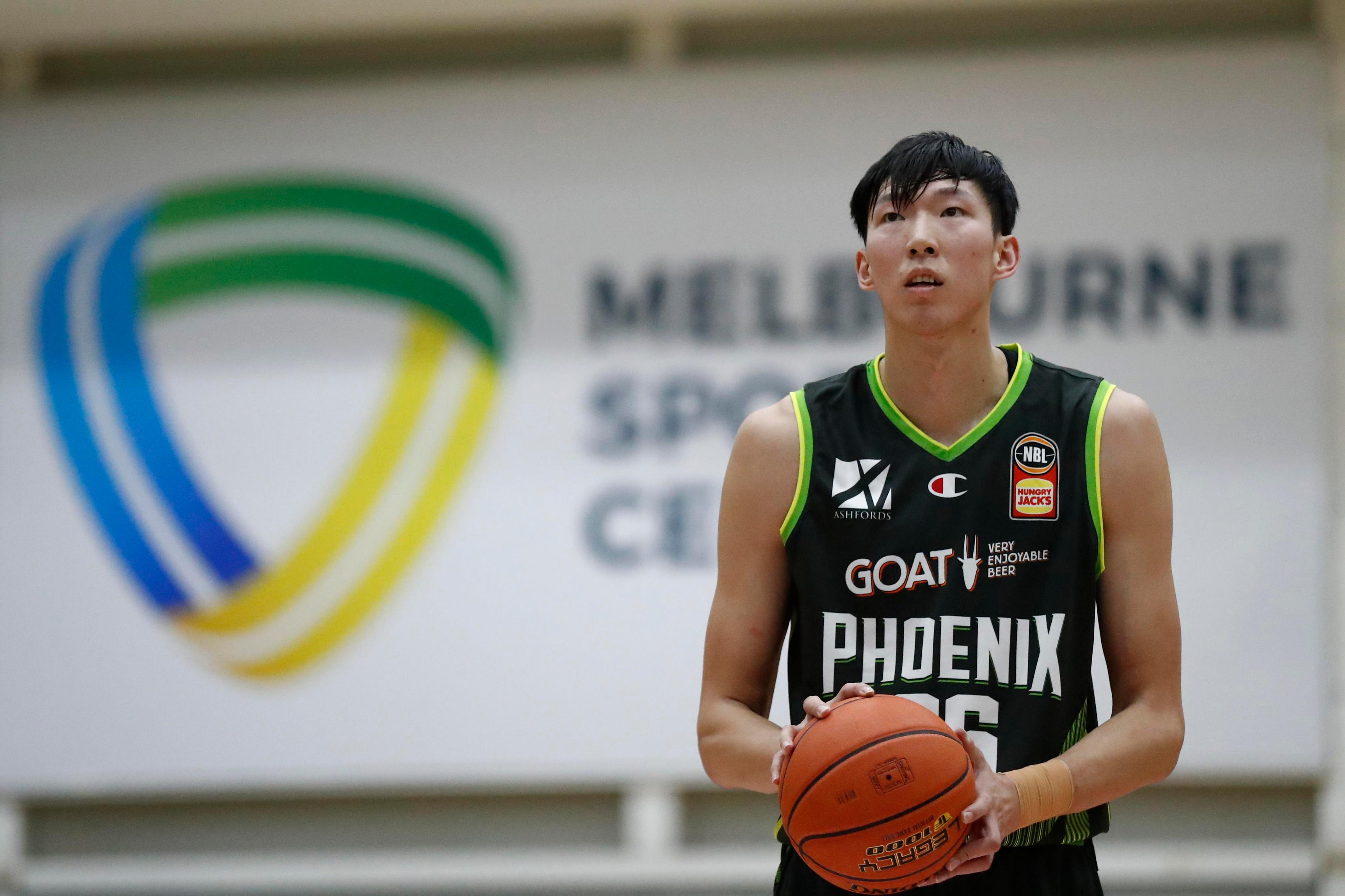 青岛主教练刘维伟和郭艾伦周琦,郭艾伦加盟新疆队