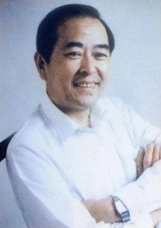 他因太像周总理，看了他的电影*颖超邓**激动落泪，后被邀请做客