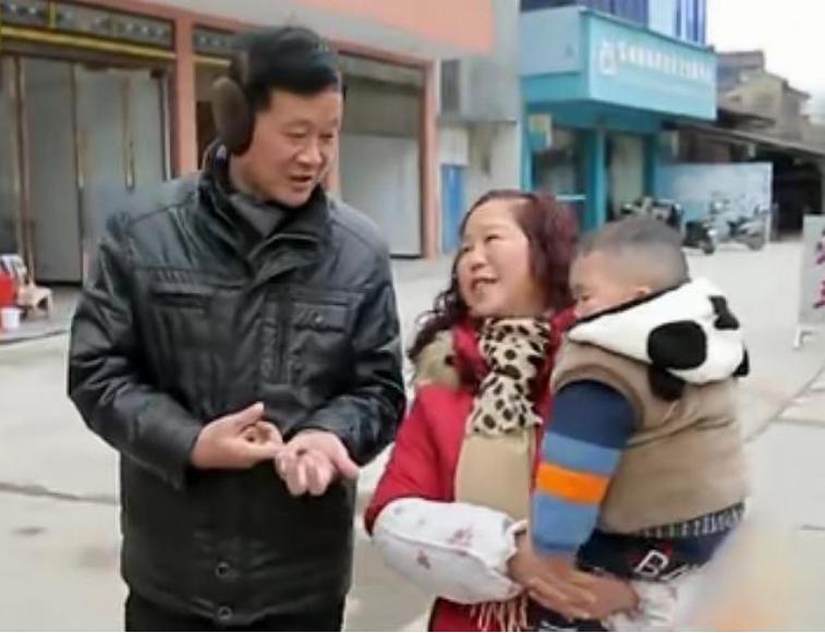 袖珍男子吴康33岁，面容和身高都停留在一岁时期，他如何养活自己