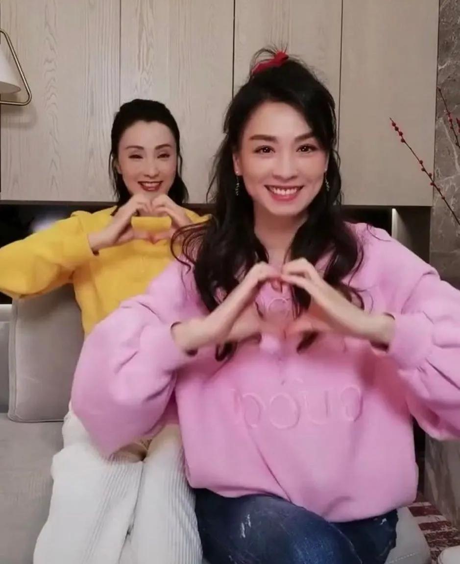 下跪替老公庆生，51岁冻龄美魔女这次也翻车了？