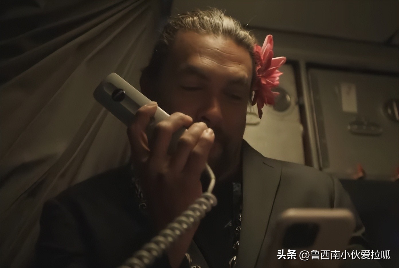 搭飞机遇见水行侠头戴鲜花变空姐，他亲自超贴心服务全机嗨翻