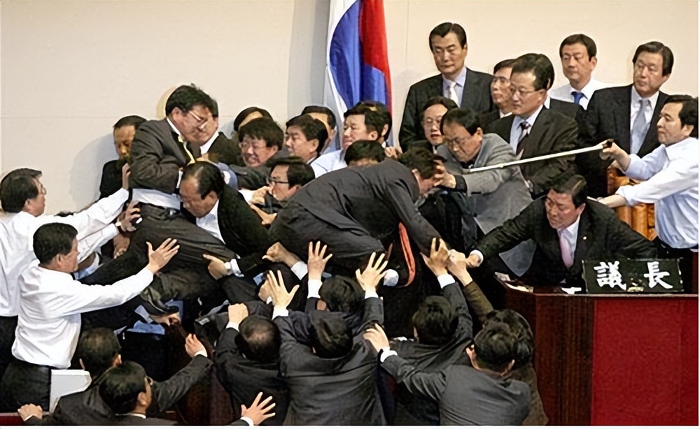 印度议员开会打人,印度议会爆发激烈冲突