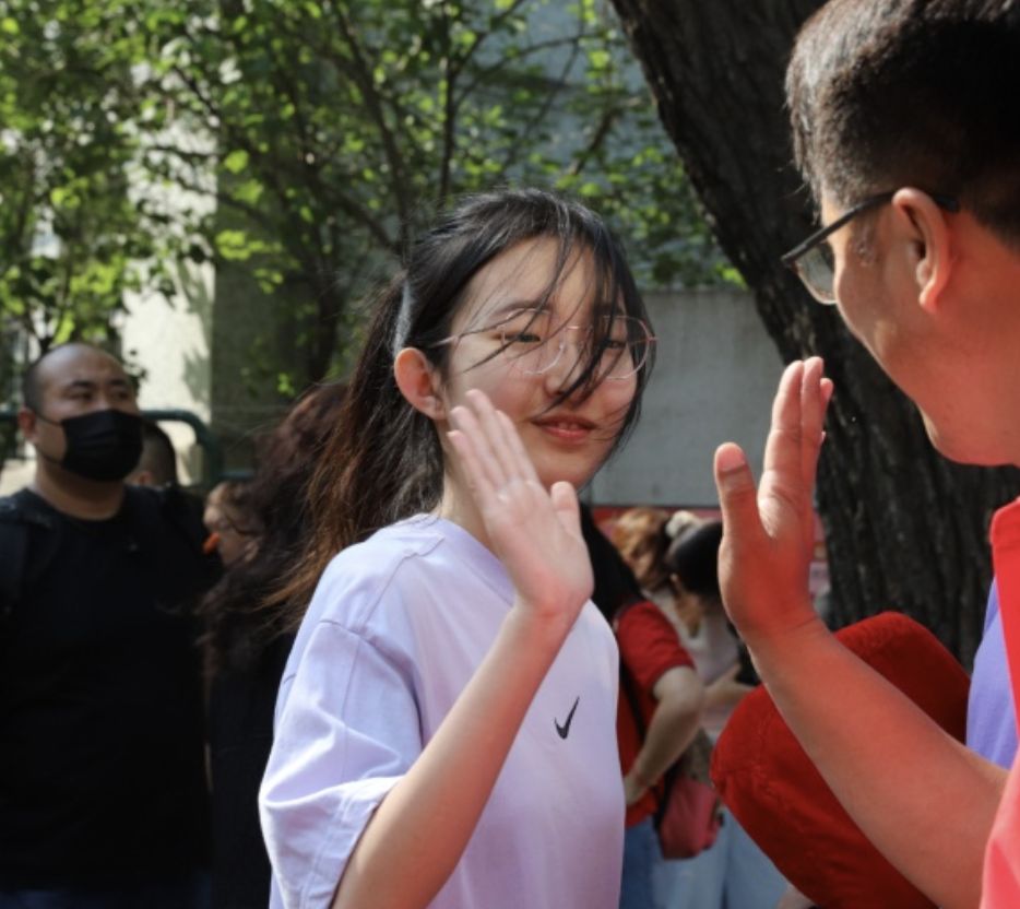 高考进行时这些画面令人动容,高考图片为高考加油