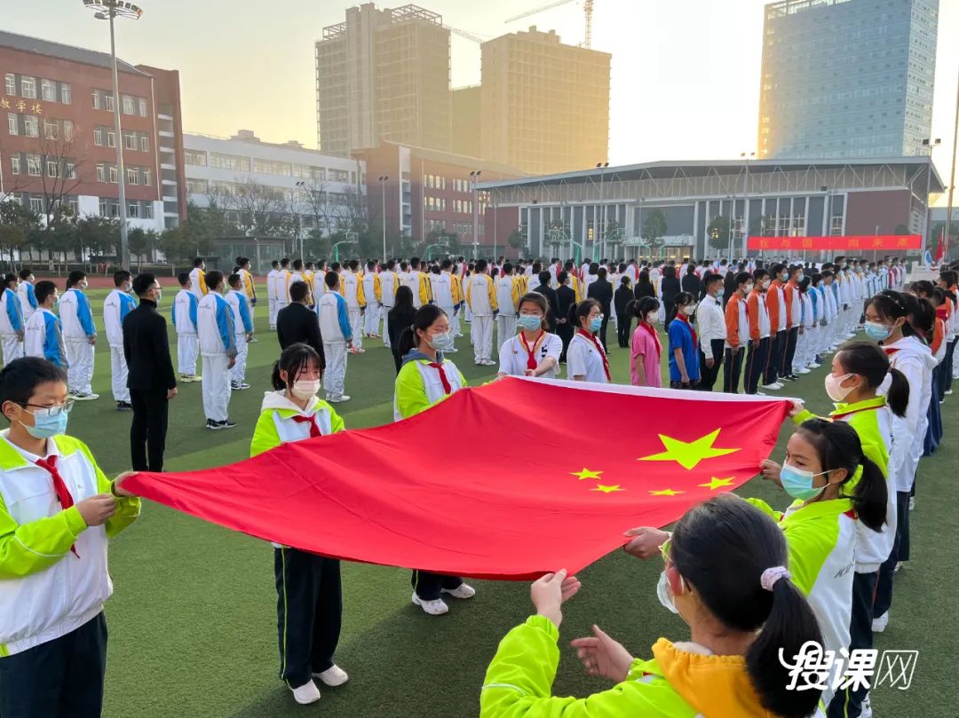 开学季校园展示打卡,开学啦冰墩墩小学生积极向上图片