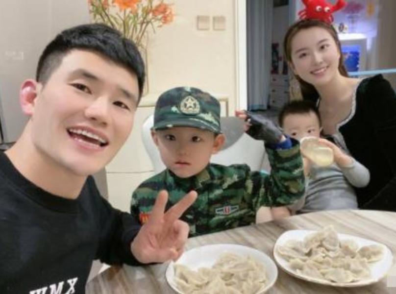 嘎子哥网上大秀恩爱，与妻子激情亲吻，小娇妻身穿抹胸裙大秀身材