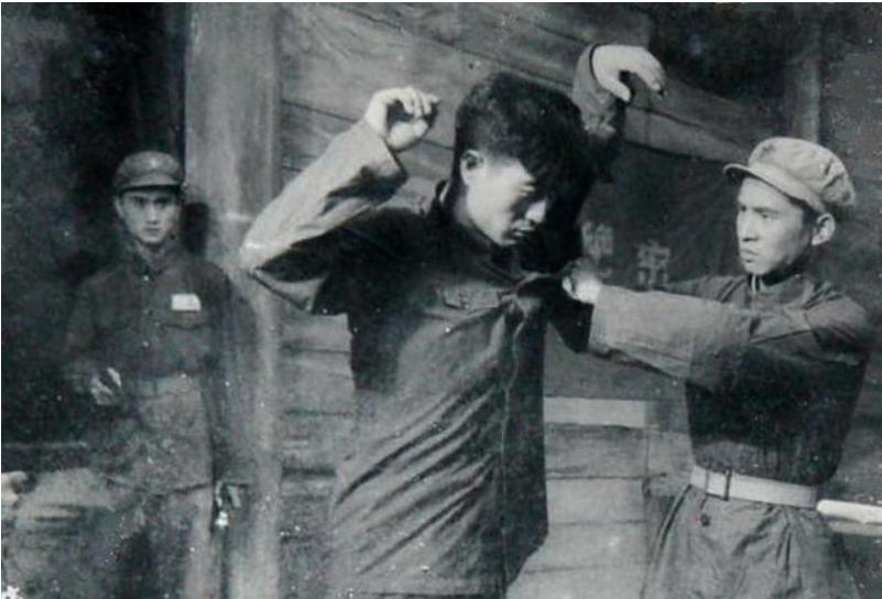 副艇长和小卖店老板娘偷情被举报，竟意外揭开特务惊天阴谋