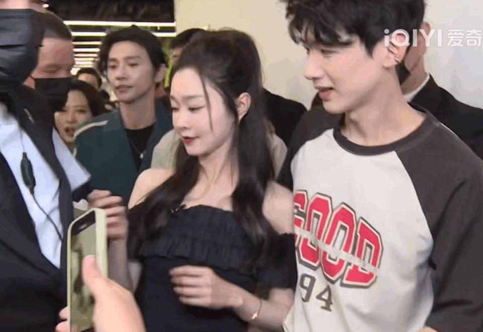 白敬亭宋轶扫楼情侣装图片,白敬亭宋轶扫楼拍照换玩偶