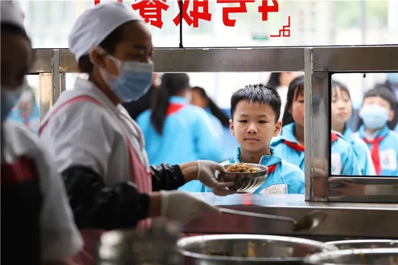 小学生创“干饭人公司”，替同学吃饭生意火爆，后被老师一招解决