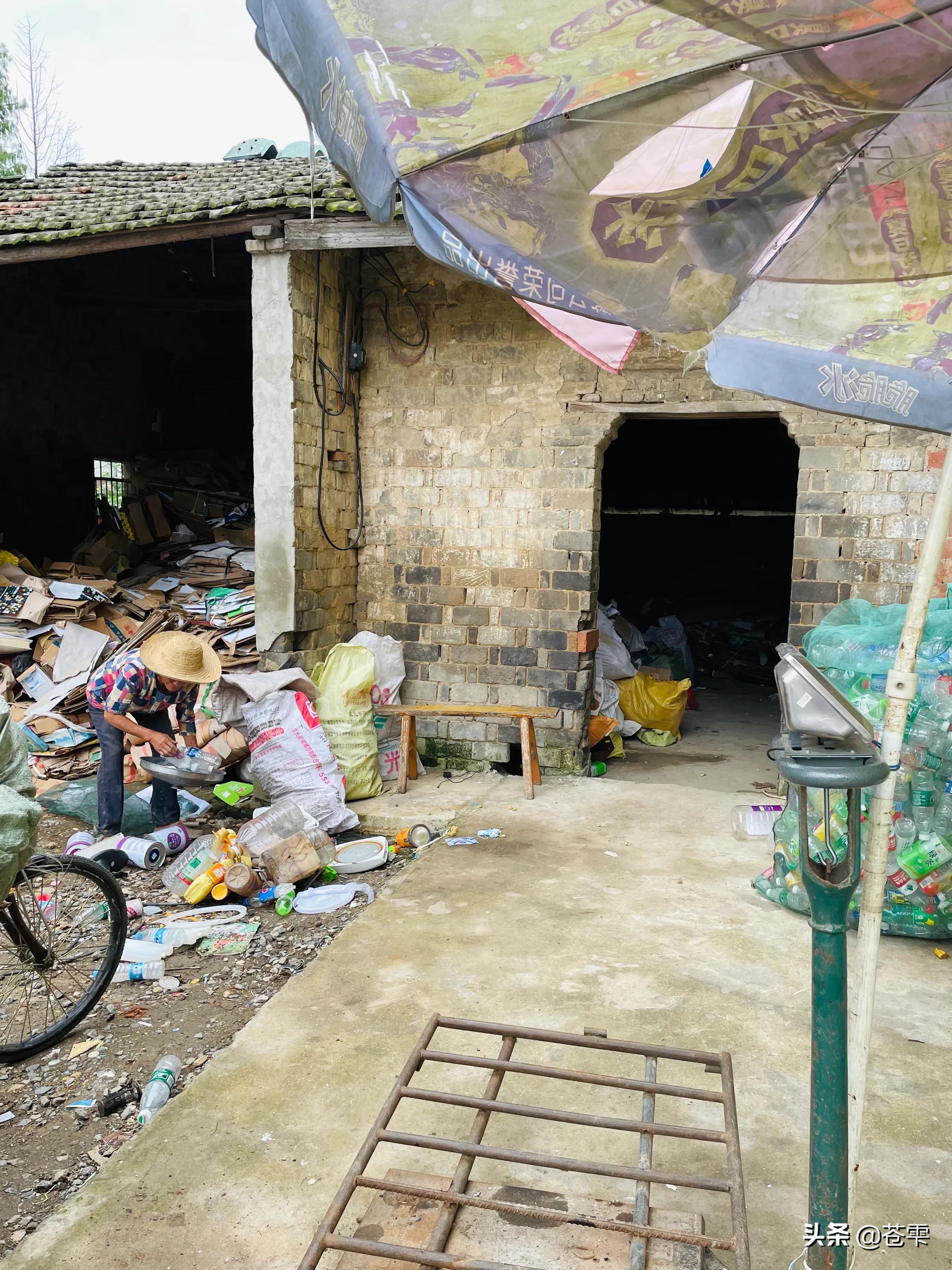 住别墅的妈妈捡破烂,回家妈妈捡垃圾