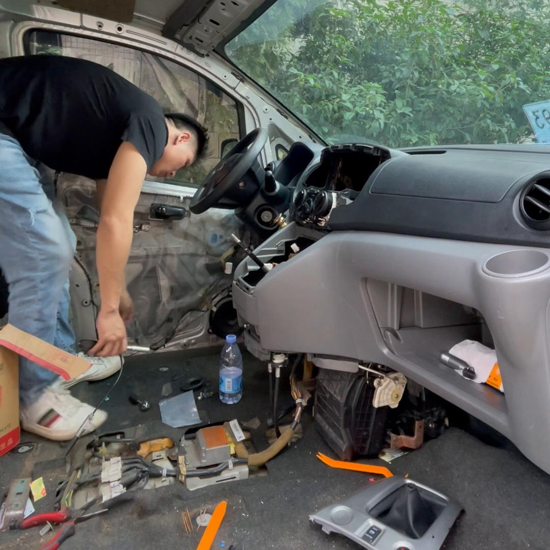 nv200主驾座位拆卸教程,nv200露营车改装视频