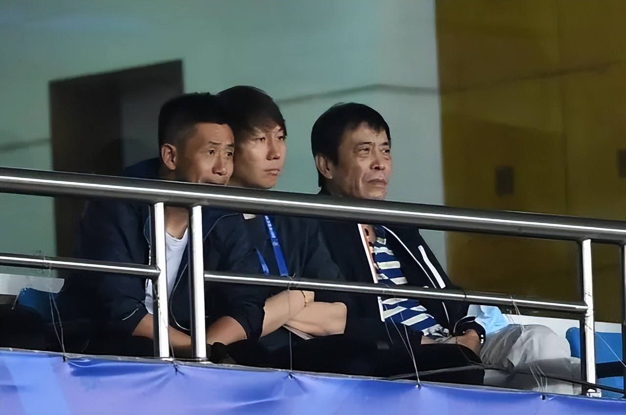 还记得这一幕吗？国足闯进12强，陈戌源赛后在更衣室转圈跳舞庆祝