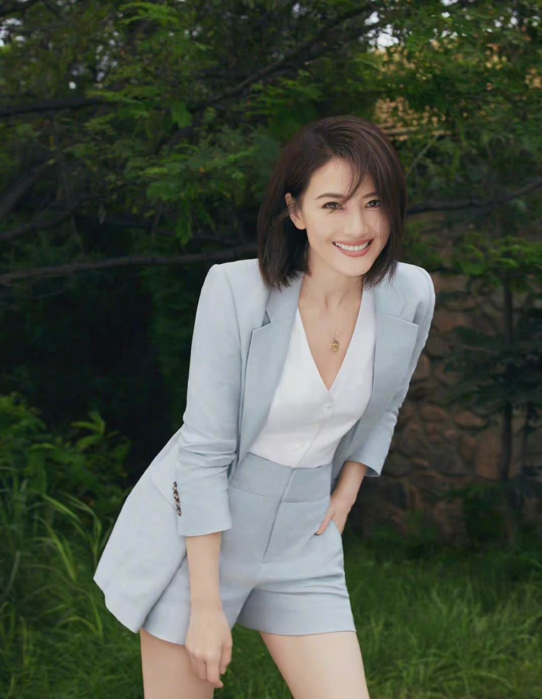 高圆圆晒照穿风衣清纯气质尽显,高圆圆穿搭简单气质优雅知性