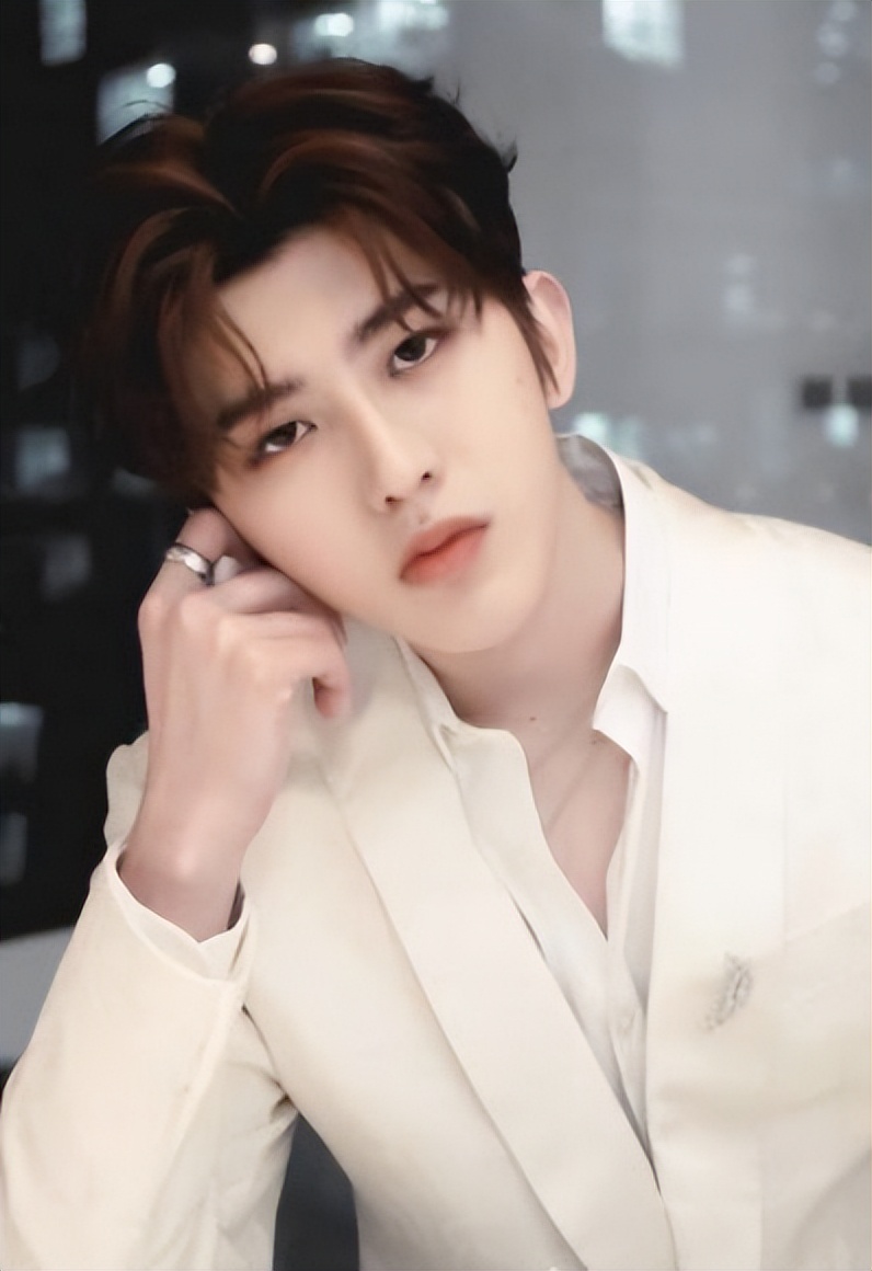 “贵公子”蔡徐坤：一枚胸针1000万，却惹上官司被冻结6400万资产