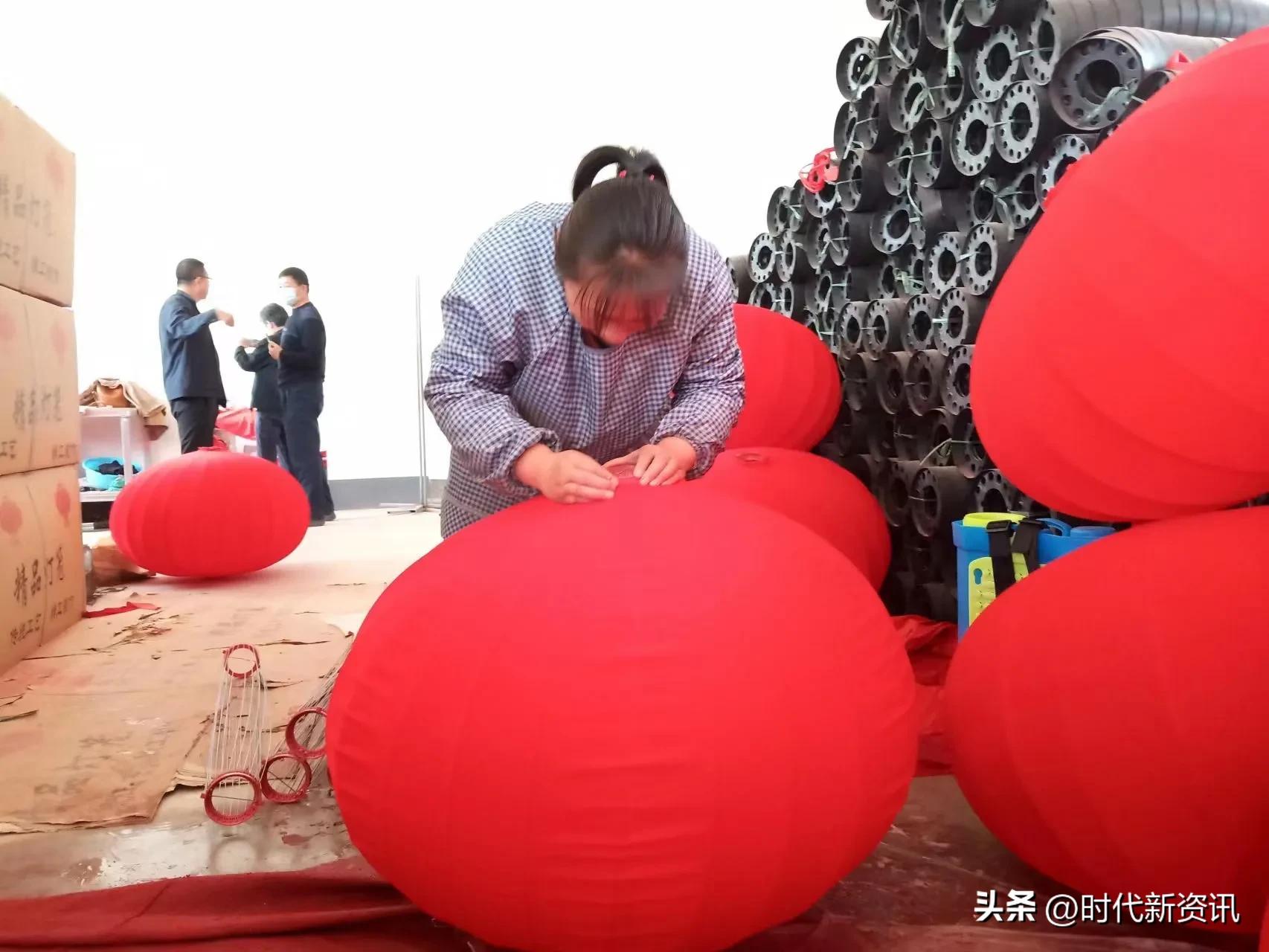 灵丘县东河南镇灯笼生产帮扶车间照亮村民致富路