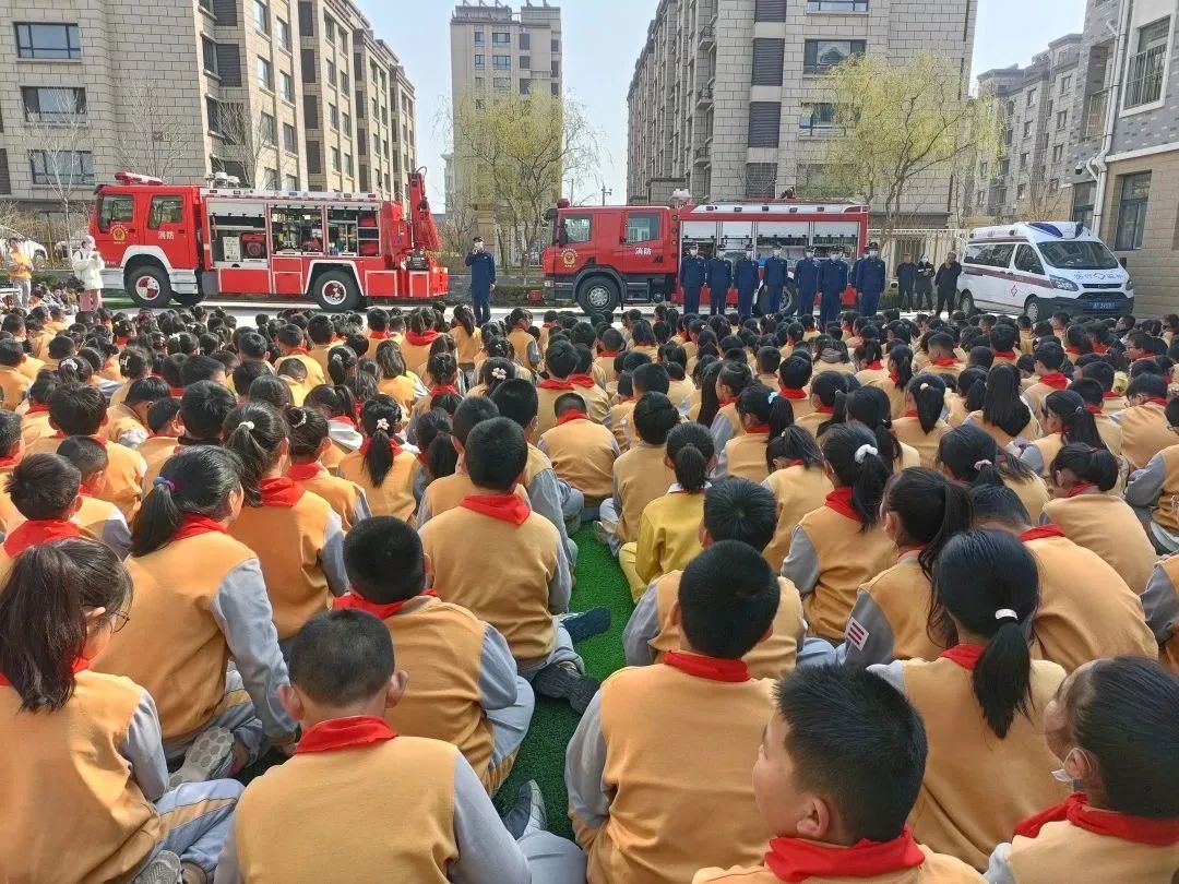 消防安全伴你童行知识小课堂,安全童行消防演练
