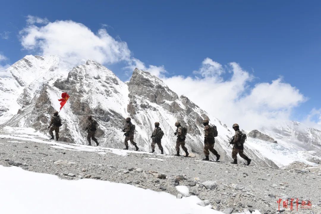 在这里，30岁出头的战士凭借“M型”发际线站在了“鄙视链”上游