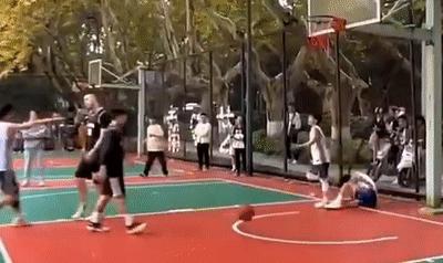 阿泰斯特打架事件,阿泰斯特被球砸