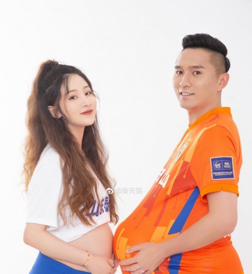 足坛跟上！李梦不雅照后，泰山球员疑似出轨：聊天背景妻子大肚照