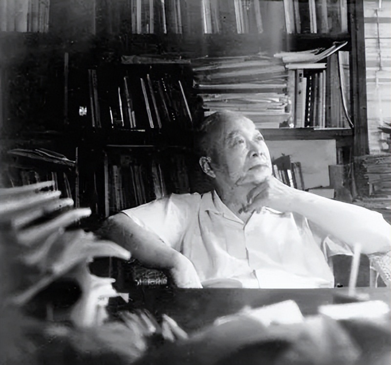 1964年原*弹子**爆炸成功,报纸刊登照片,周总理:把地面裁掉,为何