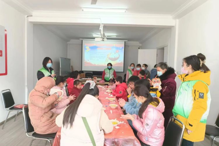 猜灯谜赢花灯趣味闹元宵,元宵节当然少不了做花灯猜灯谜