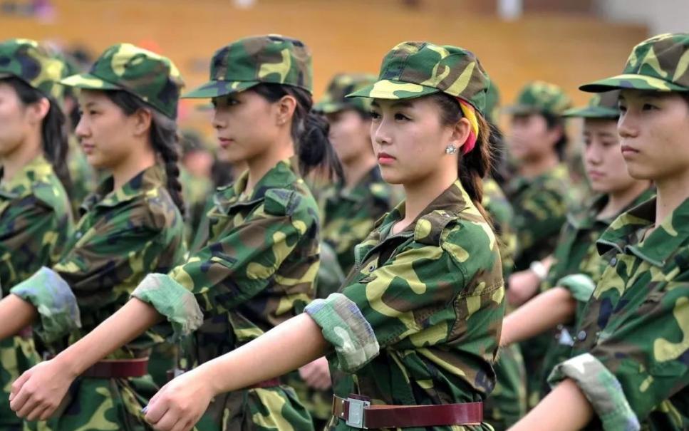 军训教官虐待小学生,军训教官体罚学生知乎