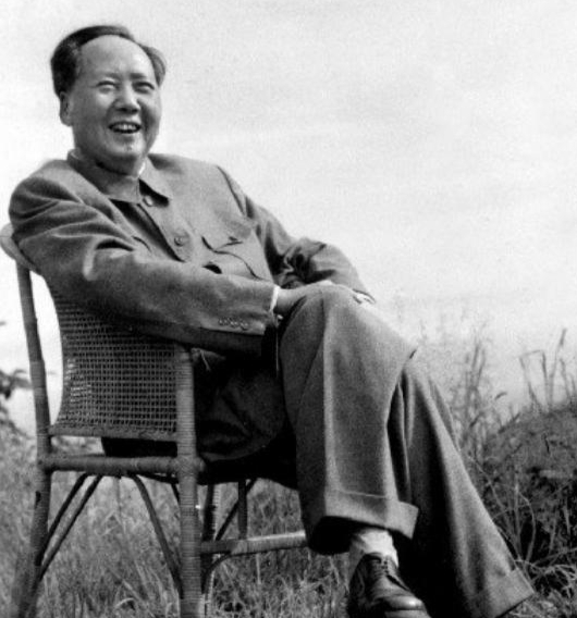 *先念李**抽雪茄，毛主席：先念，你有这么好的烟，怎么不早点拿出来