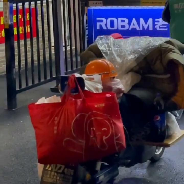 跑腿小哥送6袋泡面要900元,上海跑腿小哥6桶泡面