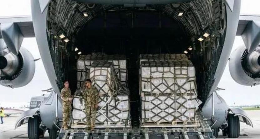 美军机空运35吨奶粉救急,美出动军机运送婴儿奶粉