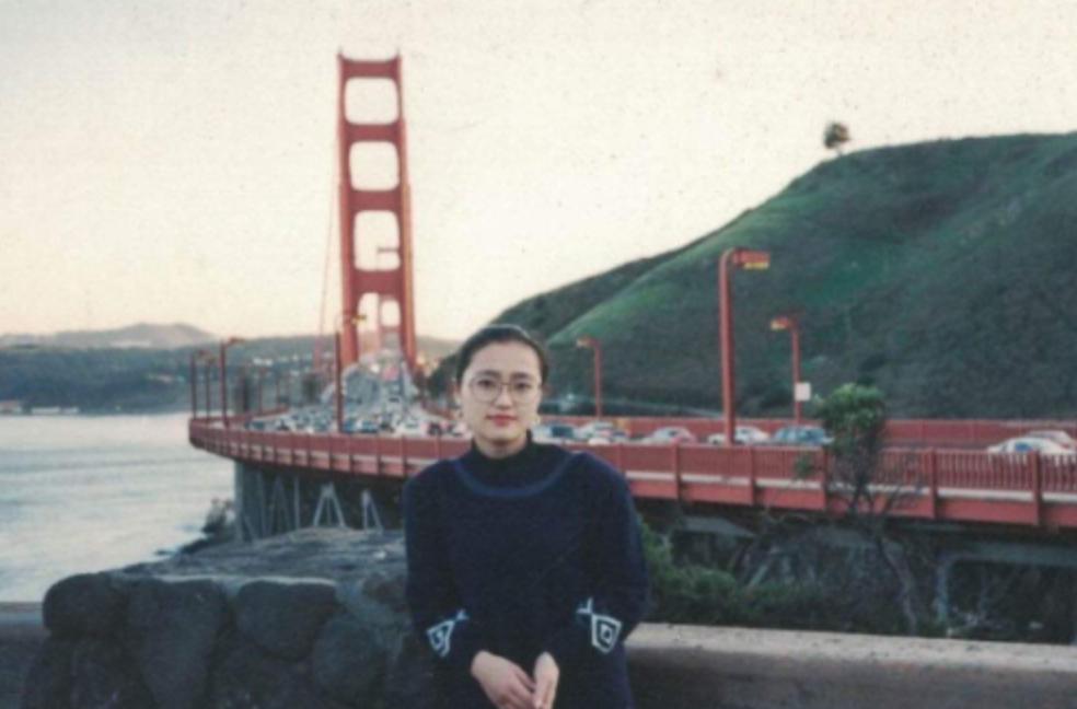 1999年“首富”牟其中入狱,妻儿远走德国,小28岁小姨子不离不弃